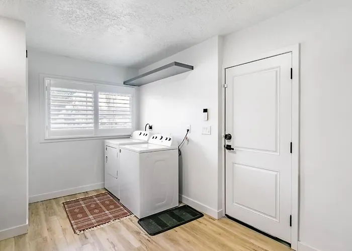 Modern Rustic Stay With Hot Tub Near Downtown